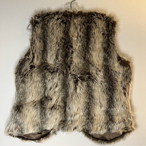 Caro Faux Fur Vest NWT size L - Picture 3 of 6